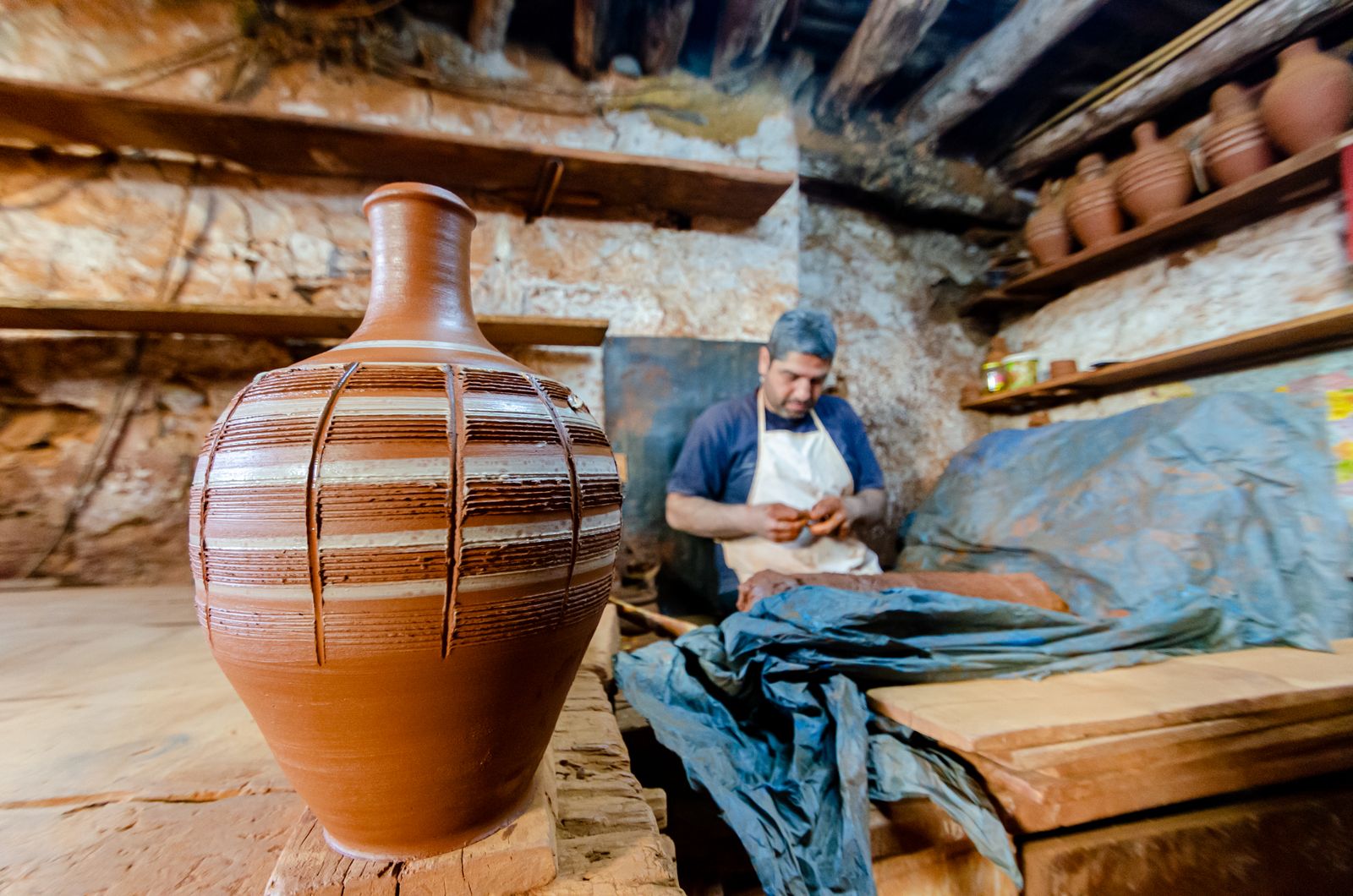 Artesano trabajando en un taller de cerámica